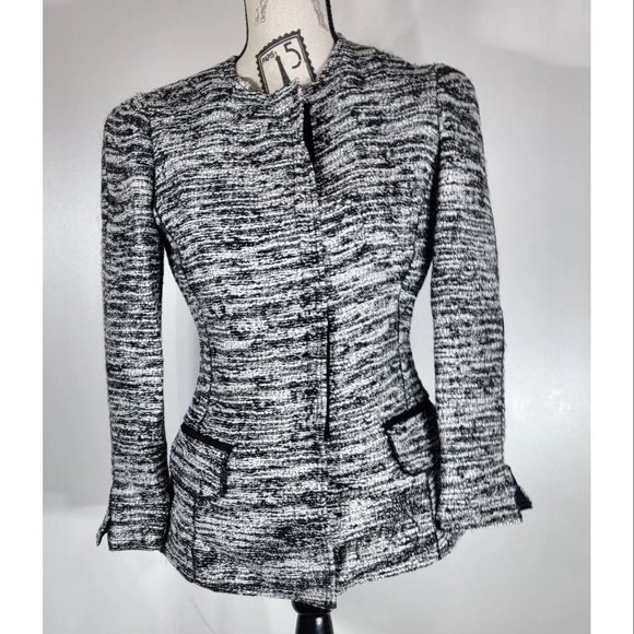 Oscar de la Renta Black and White Bouclé-Tweed Jacket, Size 2 - Picture 2 of 8